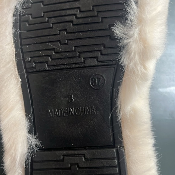NWOT Amazon Cozy White Faux Fur Slippers size 37 - Picture 7 of 7